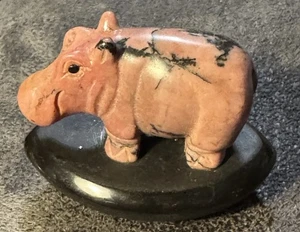 1 Stck. Natürlicher Rhodonit Nilpferd Handgeschnitzt Nilpferd Zufällig 2 1/8 Zoll - Bild 1 von 4