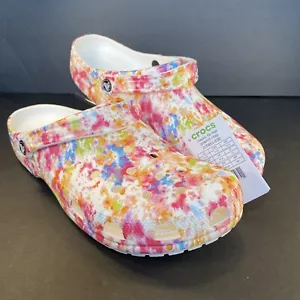 Zoccolo Crocs Classic Tie-Dye Graphic 205453-83B Multicolore M13 Nuovo con etichette - Foto 1 di 8