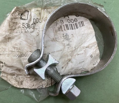 NUEVA ABRAZADERA DE ESCAPE DELANTERA MOPAR 55398215AA Foto 1 de 4