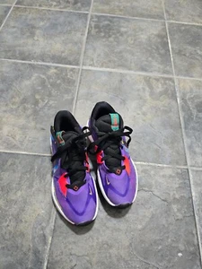 Nike Shoes Mens 12 Kyrie Low 6.5Y, Black/Metallic Gold-Action Grape Basketball - Picture 1 of 8