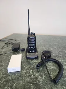 Transceptor Kenwood TK-3180-K2 UHF FM, micrófono, cargador - Imagen 1 de 15