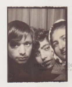 Photo instantanée abstraite jeune homme et deux filles entassés dans un photomaton confortable chaos - Photo 1/7