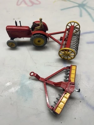 Tractor de juguete Dinky Toys Massey Harris Foto 1 de 4