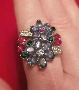 NUOVO Anello Fiore Misura 9 Multicolore Strass Cocktail Silvertone BELLISSIMO - Foto 1 di 3