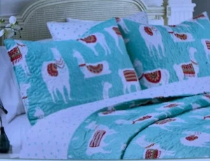 Juego de 2 fundas estándar Aster Alley Lennie The Llama Aqua & White 20" x 26" - Imagen 1 de 5