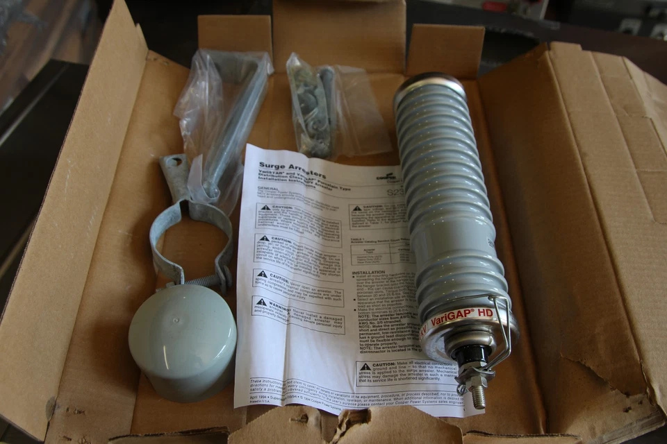 COOPER VARIGAP ARRESTER HEAVY DUTY AZL 10KV  AZL501B10R NEW IN BOX - Image 1 of 3