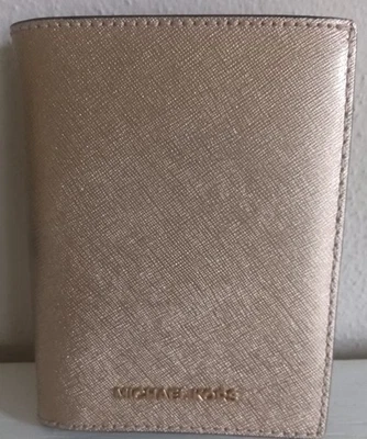 MICHAEL KORS PORTAFOGLIO DA VIAGGIO PORTA CARTE DI CREDITO DA DONNA PORTA CARTE DI CREDITO PASSAPORTO MK Oro - Immagine 1 di 3