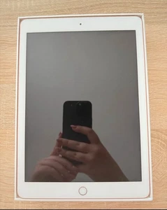 •Apple iPad 2018 with Facetime - 9.7 Inch Retina Display - Bild 1 von 10