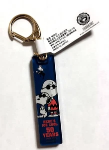 Peanuts Snoopy Here is Joe Cool 50 Years Key Holder Charm 2021 HECHO EN JAPÓN - Imagen 1 de 2