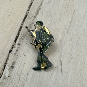 "PINBACK SOLDADO - De colección Ejército de Estados Unidos M16 camuflado 1,25"" Alfiler Sombrero de Solapa Alta - Imagen 1 de 7