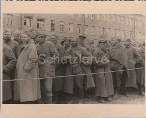 Foto, Wk2, russische Gefangene in Staraja Russa (MJ-60)1027 - Bild 1 von 2