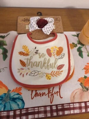 Nuevo Baby Essentials Bebé Niñas Acción de Gracias 3 baberos y diadema con lazo Otoño Foto 1 de 4