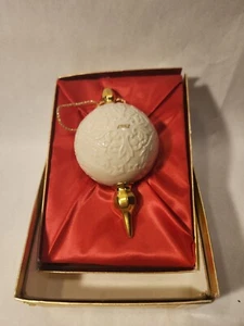 Lenox 1982 First Annual Christmas Ornament Ivory China Ball  24K Gold-Orig. Box - Picture 1 of 12