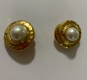 NWOT Carolee Vintage Pearl Gold Tone  1” Button Earrings X438 - Picture 1 of 4