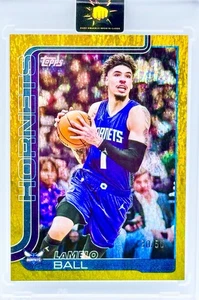 2025-26 Topps LaMelo Ball #67 Gold Holo Foil /50 Charlotte Hornets - Bild 1 von 1