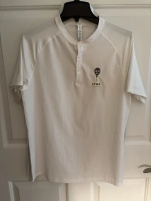 FILA Blanco Tenis Salón de la Fama S/S Estilo Henley Top, Para Hombre Talla Pequeña Foto 1 de 4