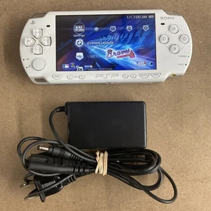 Sony PSP-2001 Weiß Handheld-Konsole mit Stromkabel gebraucht - Bild 1 von 10