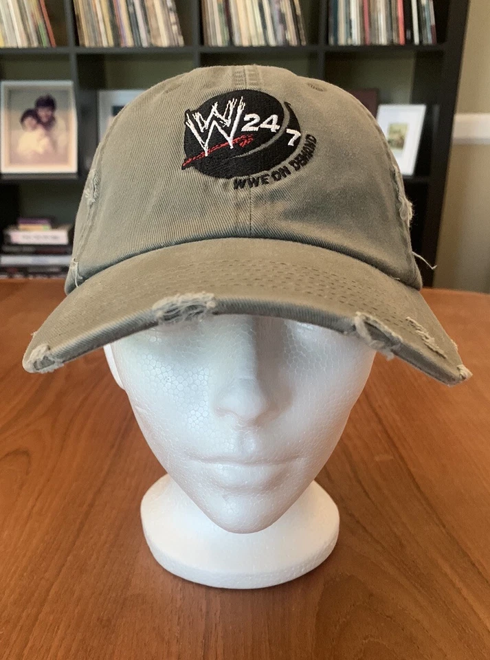 Sombrero de papá WWE gorra ajustable gris/verde ejército envejecido WWE 24/7 sombrero bajo demanda Foto 1 de 4
