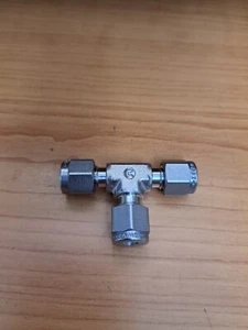 Swagelok SS-300-3, 3/16" TEE fitting , - Picture 1 of 2