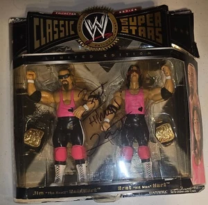 SIGNIERTES AUTOGRAMM JAKKS WWE CLASSIC SUPERSTARS HART FOUNDATION BRET JIM NEIDHART - Bild 1 von 4
