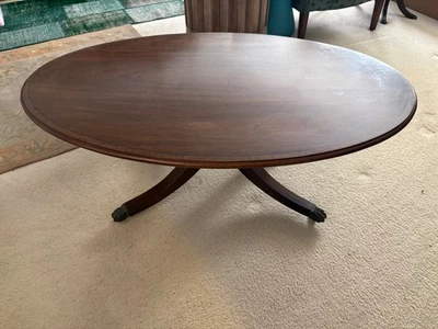 Mesa de centro ovalada de caoba Henkel Harris con ruedas de latón estilo federal Foto 1 de 4