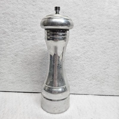 Molinillo de pimienta de acero al carbono de metal cepillado Olde Thompson 8" de colección Foto 1 de 4