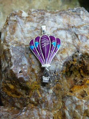 Colgante con incrustaciones de sugilita púrpura y ópalo con globo de aire caliente de plata de ley  Foto 1 de 4