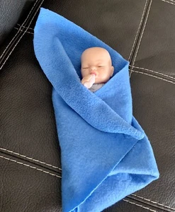 Vintage Babypuppe Handpuppe Real Baby Co. Newborn Flasche blau Decke schlafen - Bild 1 von 12