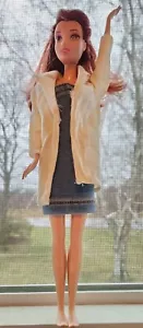 Mattel 2012 Barbie mit Arztmantel und Jeanskleid 12 Zoll geformt auf Badeanzug - Bild 1 von 15
