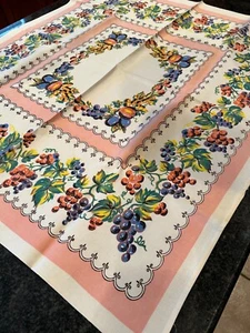 Mantel vintage azul y rosa uvas con borde rosa sobre rectángulo blanco - Imagen 1 de 8