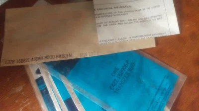 Ford Mustang GT 1984 capó emblema calcomanía blanca crema # E4ZZ-16B906-P fabricante de equipos originales  Foto 1 de 3