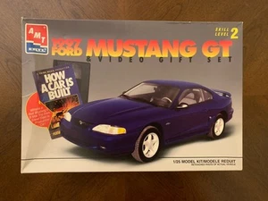 AMT-ERTL 1:25 1997 Ford Mustang GT & Video Gift set, Plastic Model Kit #8066 - Bild 1 von 6