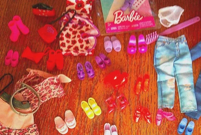 LOTE de 40+ Barbie y 11-1/2" Muñeca Vestido/Trajes/Zapatos/Carteras/Bolso Oshkosh, NUEVO/USADO EN EXCELENTE ESTADO Foto 1 de 4