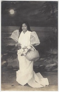 1920 Studio FOTO REAL de Hermosa Mujer Filipina en Vestido Blanco - Filipinas - Imagen 1 de 2