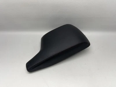 Крышка подлокотника крышка центральной консоли 2014 2015 2016 Mazda 3 черный подлокотник КРАСНАЯ СТРОЧКА от оригинального производителя - Изображение 1 из 4