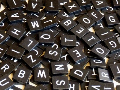 Azulejos de madera Scrabble Ipswich, letras negras, blancas, se venden individuales/por separado Foto 1 de 3