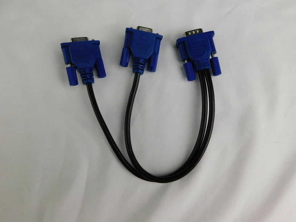 Cable Matters 12 Inch VGA Splitter Cable Male to 2 Female - Image 1 of 3