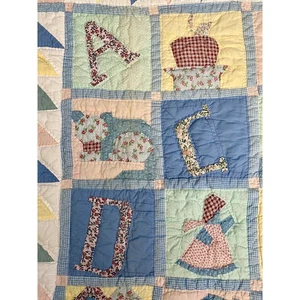 Vintage Handarbeit Patchwork Baby Quilt 43" x 34" ABC’s 100% Baumwolle - Bild 1 von 5
