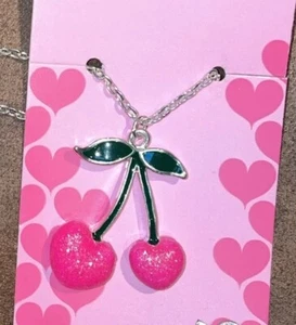 SCHIMMERNDE KIRSCHHERZEN ANHÄNGER AN EINER SILBERFARBENEN GLIEDERKETTE 18”-19,5” SUPER NIEDLICH - Bild 1 von 2