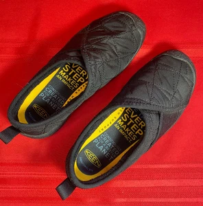 Keen Damenschuhe Größe 7,5 schwarz Cush Howser gesteppte Slipper Fleece-gefüttert bequem - Bild 1 von 17