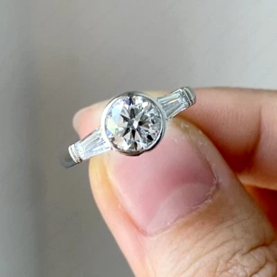 Обручальное кольцо с тремя камнями муассанит круглое и багетное 2,16 карата - Изображение 1 из 4