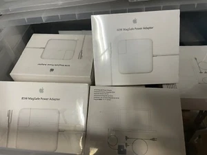 Apple MC556Z/B Adattatore e Invertitore Interno 85W per MacBook Pro - Bianco - Foto 1 di 1