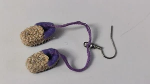 Strohschühle Ohrring - Mini Schwarzwald Handarbeit Strohschuhe - lila - Bild 1 von 7