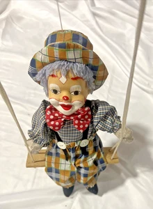 Ashley Belle Vintage Marionette Porzellan Gesicht Clown auf Schaukel - Bild 1 von 3