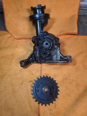  MERCEDES-BENZ   R107 380SL ENGINE OIL PUMP OEM 117 181 00 01 12 186  - Image 1 of 4