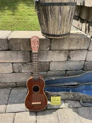 Vintage Gibson Style 2 Mahogany Ukulele - Image 1 of 4