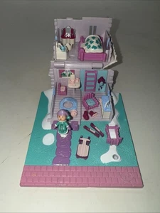 Vintage 1993 Polly Pocket Ski Lodge Chalet Haus Bluebird Toys mit Figur - Bild 1 von 15