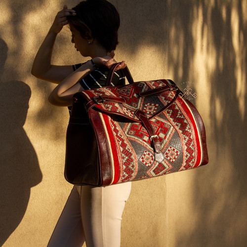 BALENCIAGA Borsone da viaggio Pyramid in pelle marrone scuro borsa da notte Boho Kilim fatta a mano