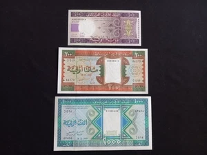 MAURITANIA 100 (2015) + 200 (2002) + 1000 (1989) OUGUIYA Banknotes - AUNC - Picture 1 of 2