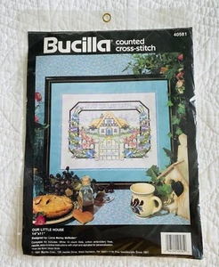 Vintage neu aus altem Lagerbestand Bucilla Unser kleines Haus 14x11 gezähltes Kreuzstich-Set #40581 ~ Landhaus - Bild 1 von 2